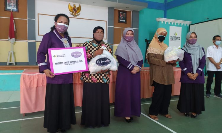 Keterangan Foto : Nina Istifaul Amin , Ketua Iwasbi secara simbolis menyerahkan paket sembako sebagai bingkisan lebaran sambut Hari Raya Idul Fitri 1442 H kepada warga